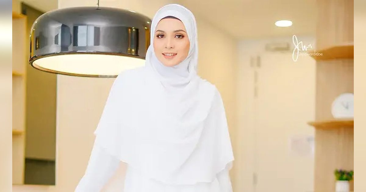 Inspirasi Model Baju Lebaran 2025 Warna Putih, Pancarkan Aura Elegan dan Memesona