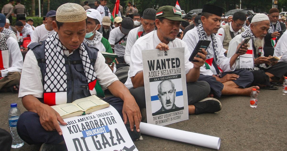 FOTO: Peringati Isra Mikraj, Massa Bela Palestina Baca Alquran di Kedubes AS