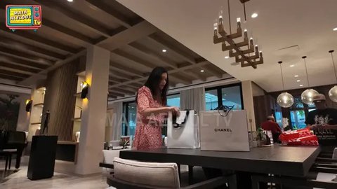 Tajir Melintir, Irwan Murssy Berikan Hadiah kepada Alyssa Daguise Emas Batangan