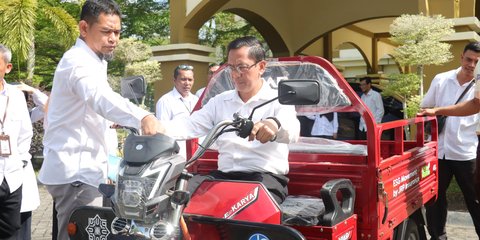 Jasaraharja Serahkan Kendaraan Listrik Pengakut Sampah ke Kampus di Riau