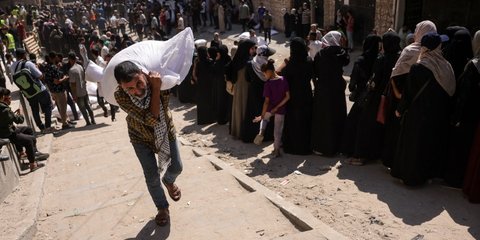 FOTO: Perjuangan Warga Jalur Gaza Mengantre Panjang Demi Sekantung Tepung