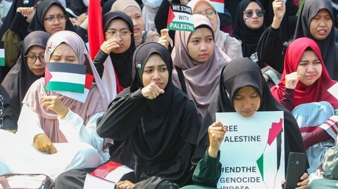FOTO: Tangis Mahasiswa IPB Tuntut Hentikan Genosida Israel di Jalur Gaza saat Aksi Solidaritas Palestina